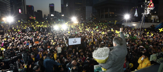 문재인 대통령이 18대 대선에서 민주통합당 대선 후보로 광화문에서 유세를 펼치고 있는 모습.